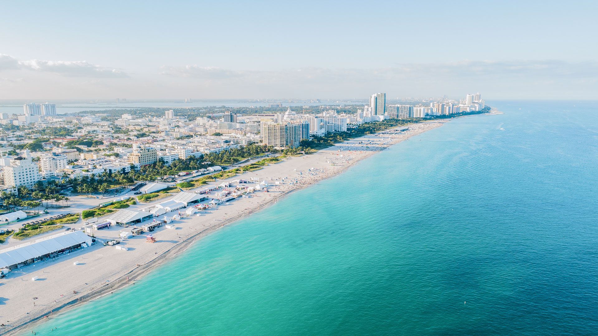 vista aérea de Miami Beach con agua turquesa y el horizonte de la ciudad