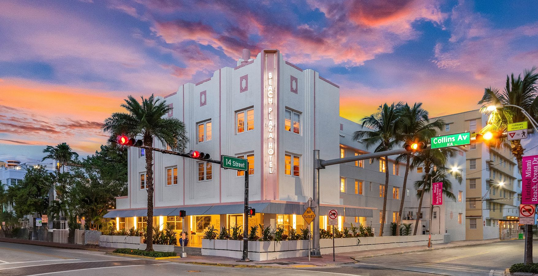 la fachada del hotel al atardecer con las luces encendidas