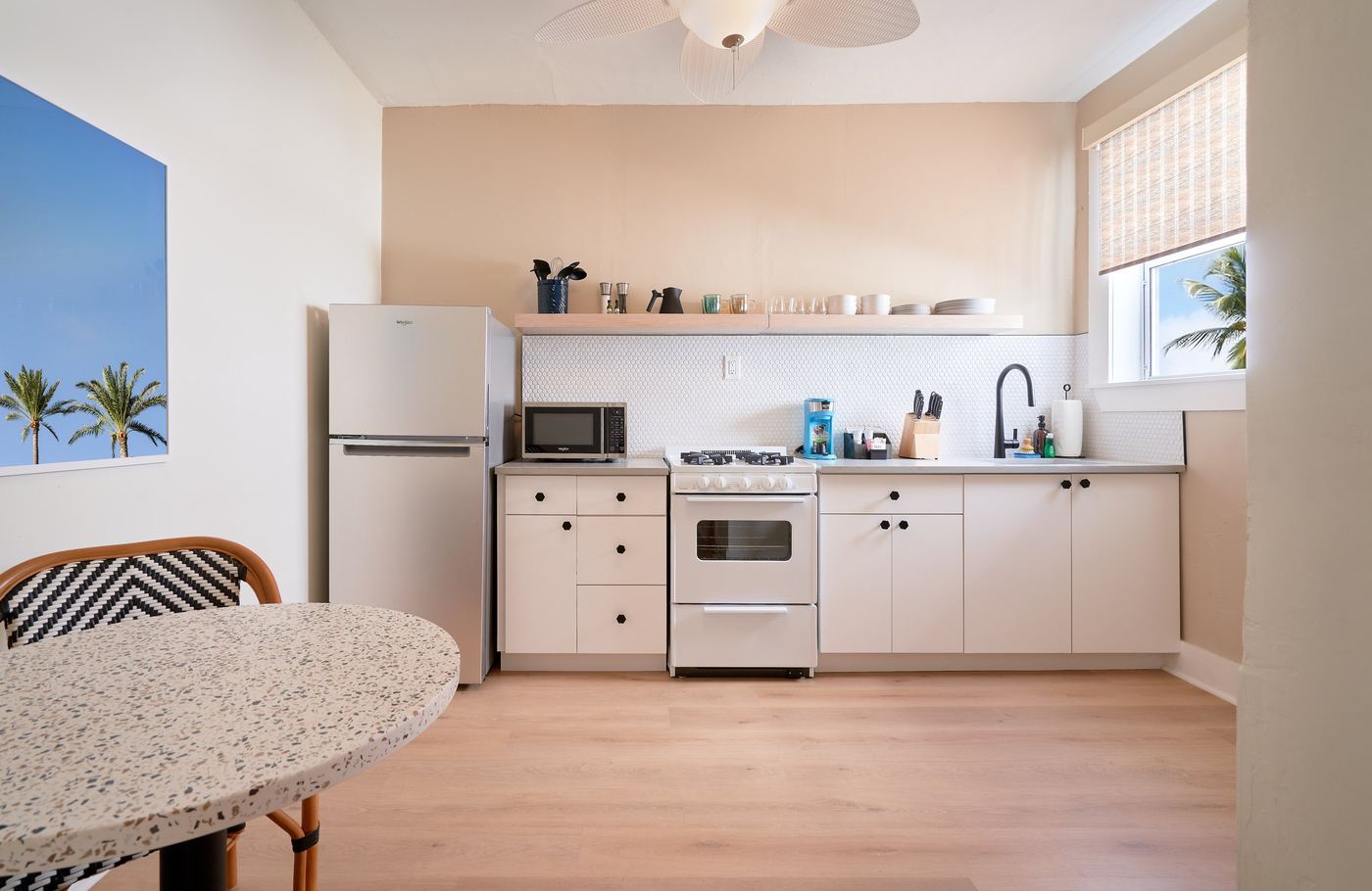 Cocina de la Queen Suite con fogones, horno, microondas y nevera